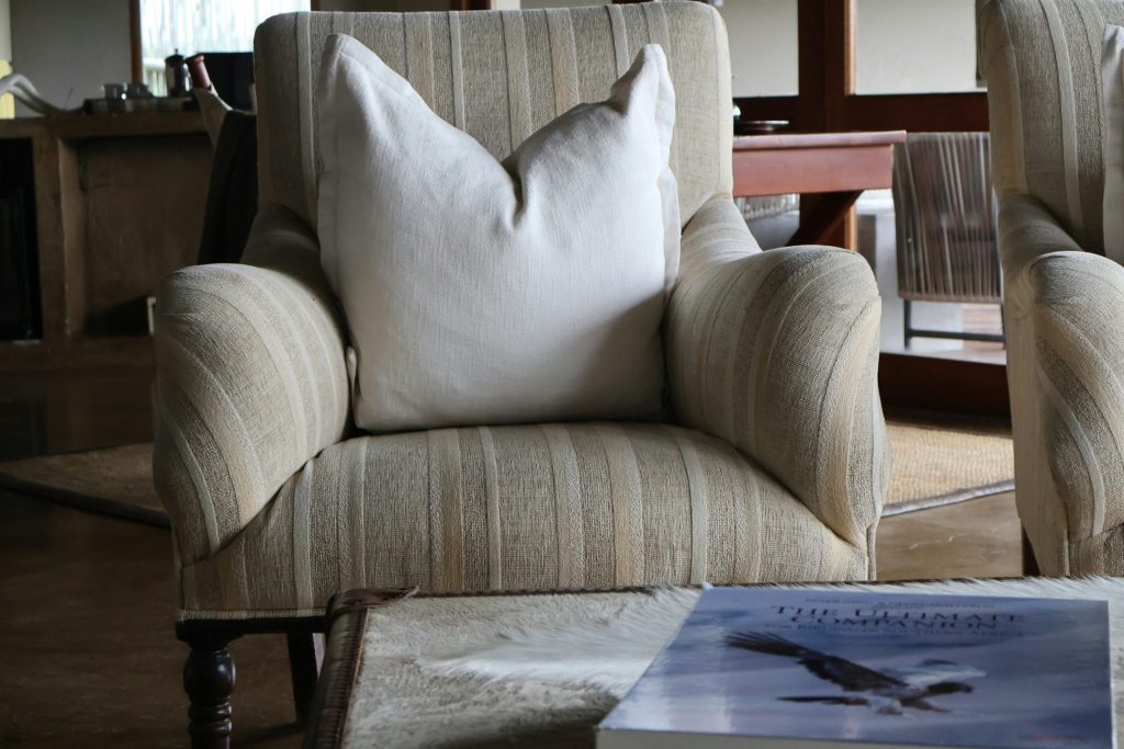 Un mostrador de baño con toallas y botellas encima.